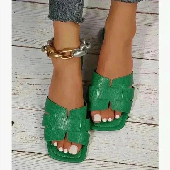 GORGLITTER Women's Crocodile Embossed Flat Cross Strappy Open Toe Slide Sandals - Picture 1 of 7